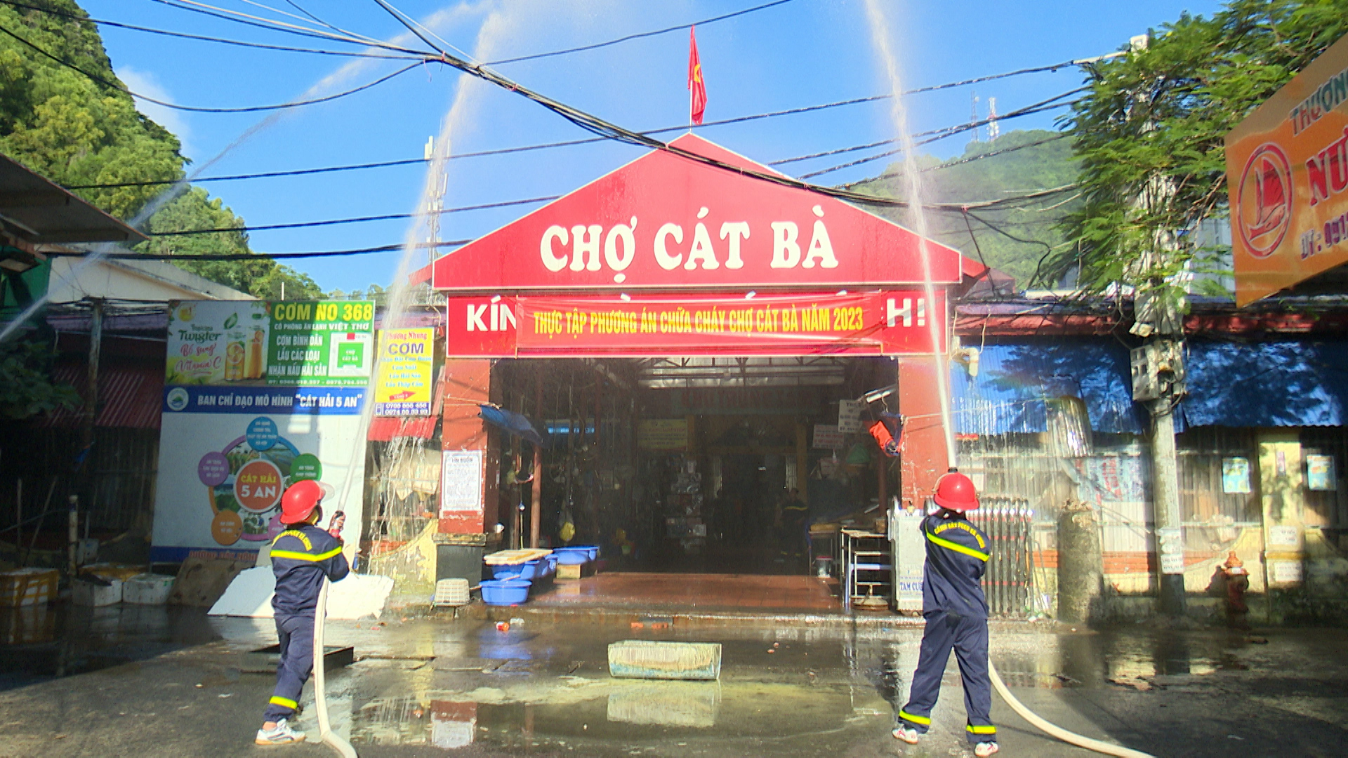 Diễn tập thành công phương án chữa cháy Chợ Cát Bà